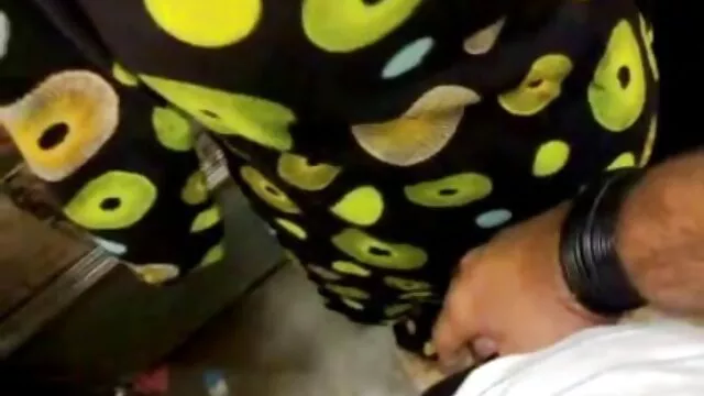فتاة مع كبير الثدي و سيجارة في فمها إغواء افلام جنس اجنبي مجاني الرجل