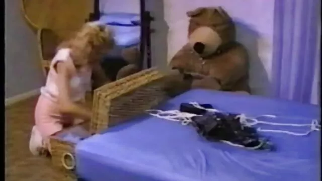 لعوب جنس اباحي اجنبي ملثمين جمباز نشر الساقين و ركوب strapon في الحمار