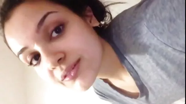 أرجل طويلة سمراء فيلم جنس اجنبى لديه رجل على الأريكة بعد حفلة