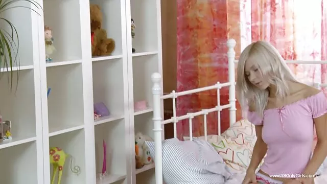 امرأة مسنة فلم جنس اجنبي أخذت الرجل على الأريكة