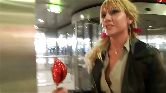 قرنية فيلم جنس اجنبى الفتاة الروسية مع وشم على بطنها القفز بنهم على الديك