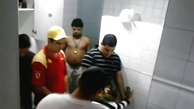 صغيرة الآسيوية العادة جنس اجنبي امهات السرية على سرير أبيض